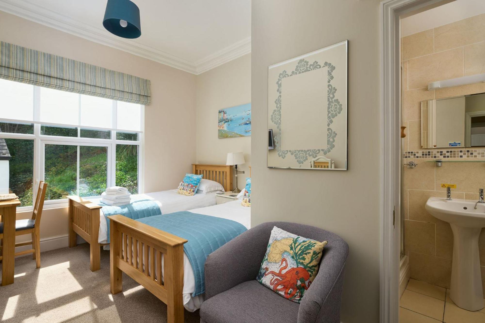 Epchris House Hotel อิลฟราคูมบ์ ภายนอก รูปภาพ